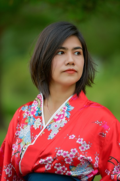 Retrato de niña en traje de estilo japonés