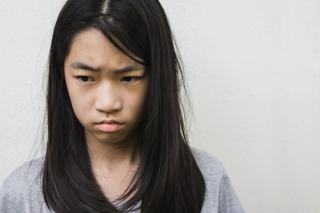 Retrato de una niña triste en blanco