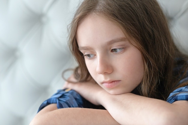 Retrato de niña triste en casa