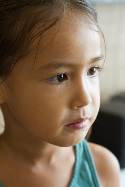 Retrato de niña triste e infeliz que muestra sentimientos o expresiones negativas