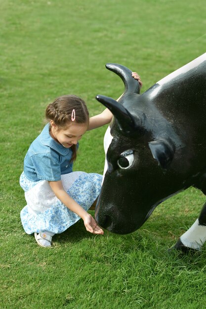 Foto retrato de una niña y una vaca