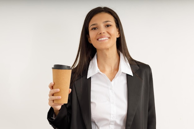 Retrato de una niña con un vaso de bebida caliente