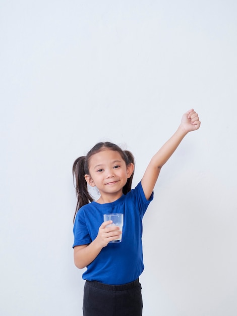 Retrato de niña con vaso de leche a la luz
