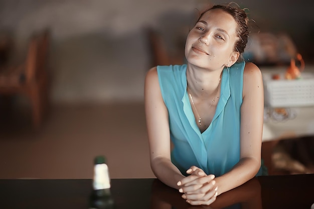 retrato de niña de verano / hermosa modelo, cara, mujer de vacaciones en verano