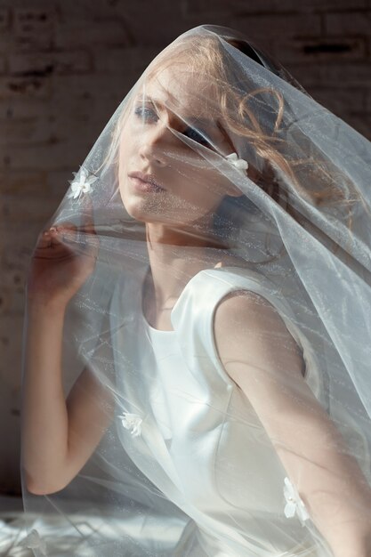 Retrato de una niña con un vestido blanco largo