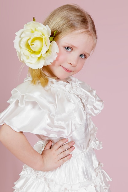 Retrato de una niña en un vestido con flores