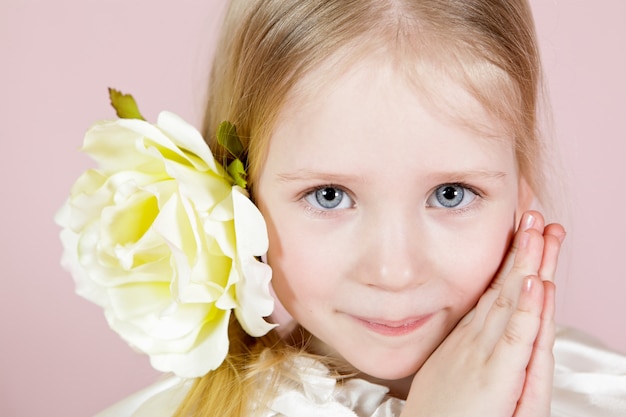 Retrato de una niña en un vestido con flores