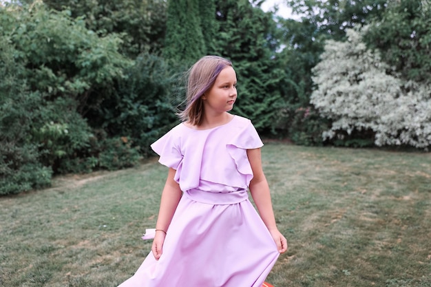 Retrato de una niña con un vestido en un jardín de verano