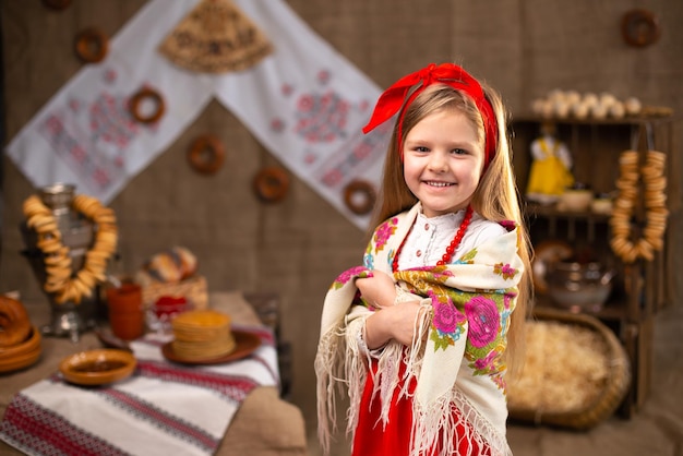 Retrato de niña en vestido nacional con velo ruso en los hombros concepto Shrovedite