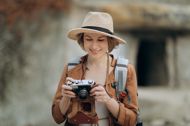 Foto retrato de niña viajero en las montañas