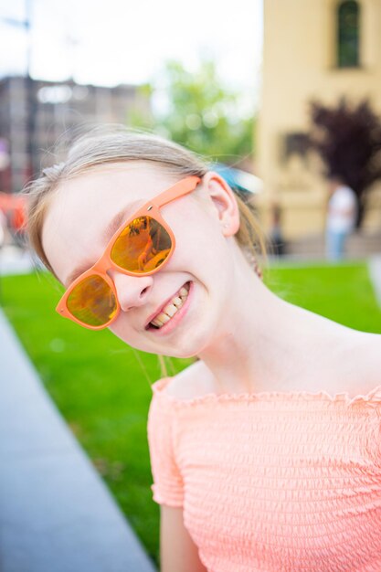 Foto retrato de una niña en vidrio naranja