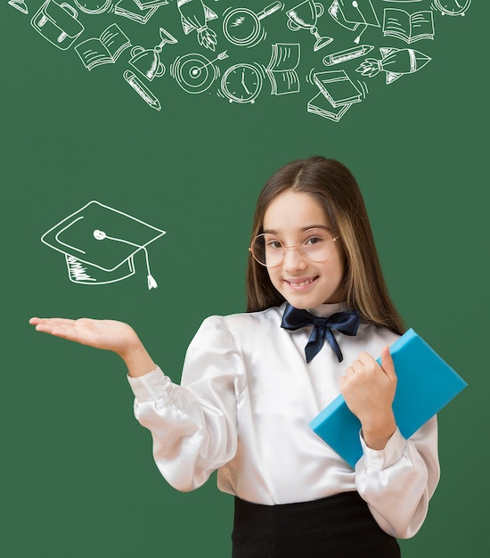 Retrato de niña de vista frontal con fondo de graduación