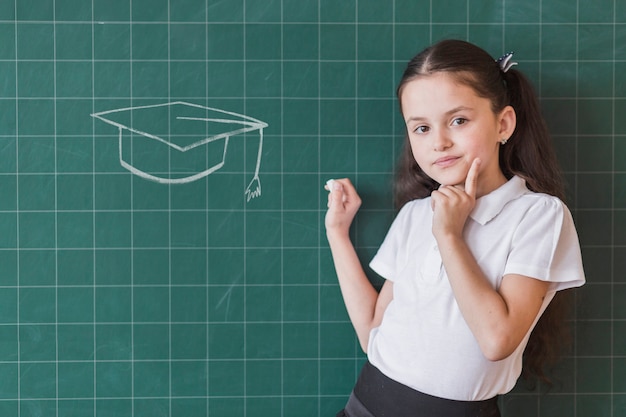 Retrato de niña de vista frontal con fondo de graduación