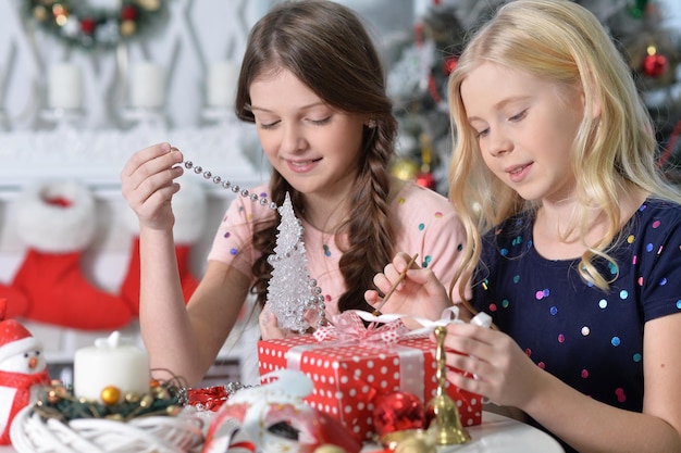 Retrato de niñas felices preparándose para la Navidad