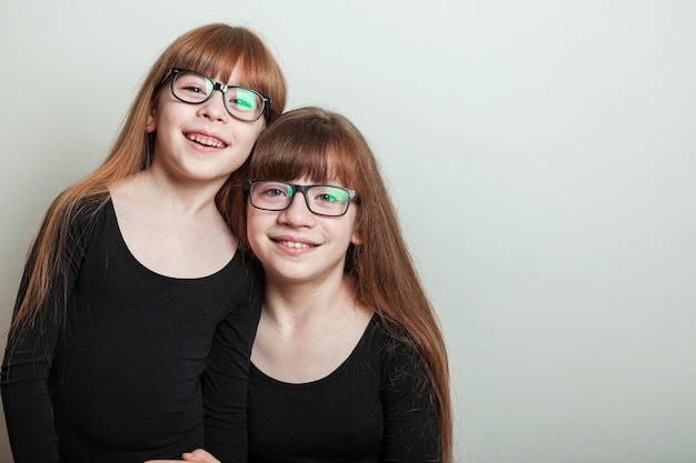 Retrato de niñas felices en un traje de baño de gimnasia deportiva