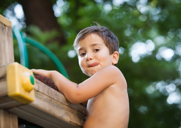 Foto retrato de un niño de 3-4 años.