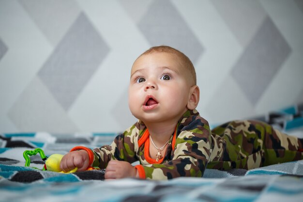 Retrato de un niño de 8 meses de edad y está sonriendo. Salud y desarrollo de los niños