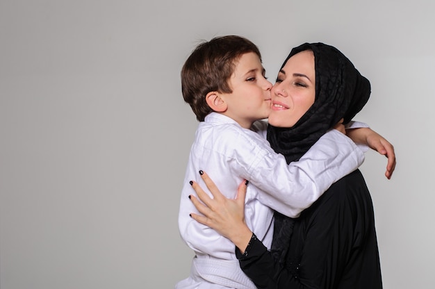 Retrato de un niño abrazando a su madre