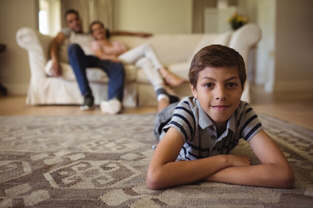 Retrato de niño acostado en la sala de estar