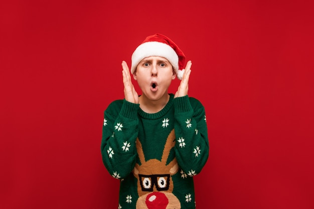 Retrato de niño adolescente con suéter de Navidad