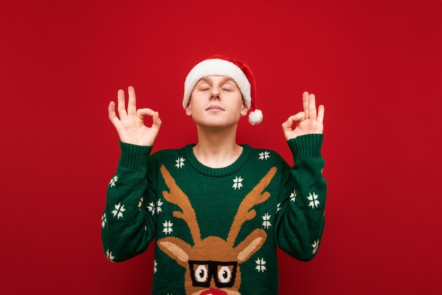 Retrato de niño adolescente con suéter de Navidad