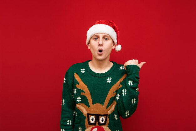 Retrato de niño adolescente con suéter de Navidad