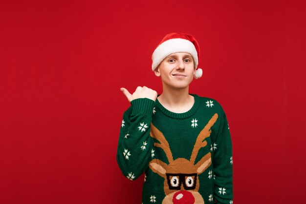 Retrato de niño adolescente con suéter de Navidad