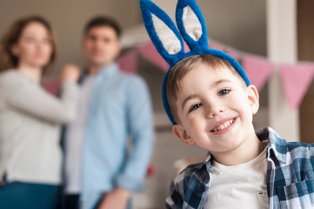 Retrato de niño adorable con orejas de conejo sonriendo