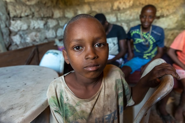 Retrato de un niño africano de una familia pobre .Kenya