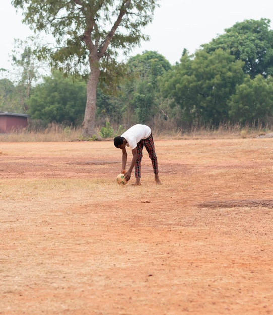 Retrato, niño africano, con, pelota del fútbol