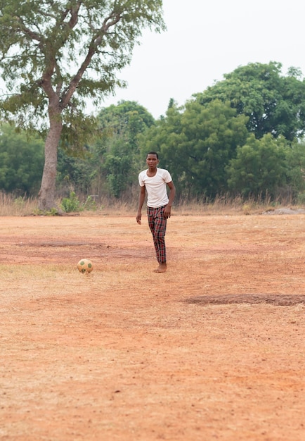 Foto retrato, niño africano, con, pelota del fútbol