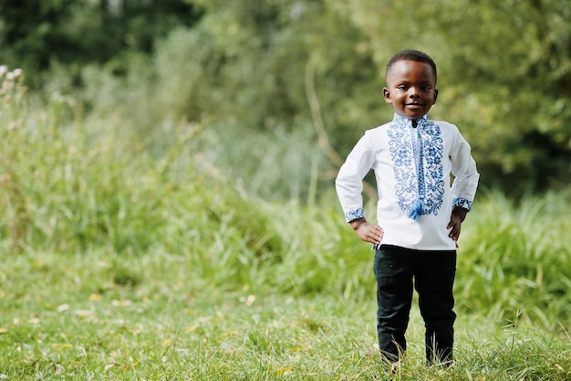 Retrato de niño africano con ropa tradicional en el parque