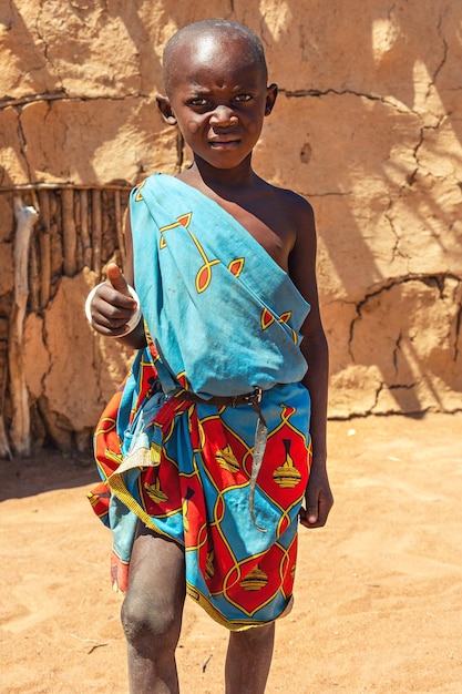 Retrato de un niño africano de la tribu Maasai. Kenia