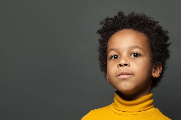 Retrato de un niño afroamericano