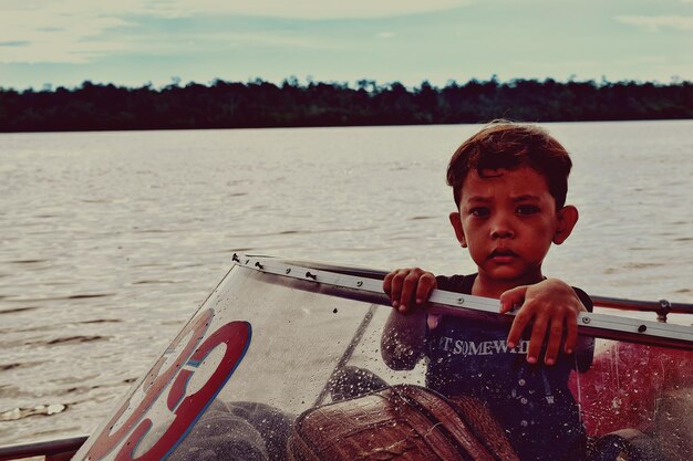Retrato de un niño en el agua