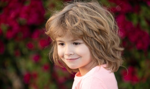 Retrato de niño al aire libre. Niño lindo con cara sonriente.