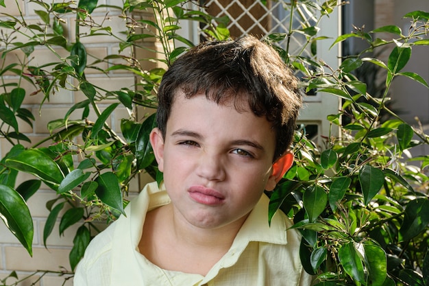 Retrato de un niño al aire libre