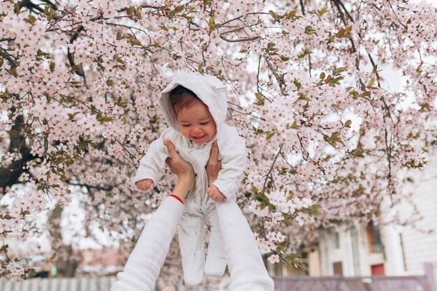 Retrato de niño alegre feliz