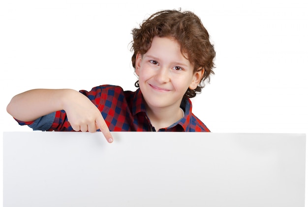 Retrato de niño alegre señalando en bandera blanca