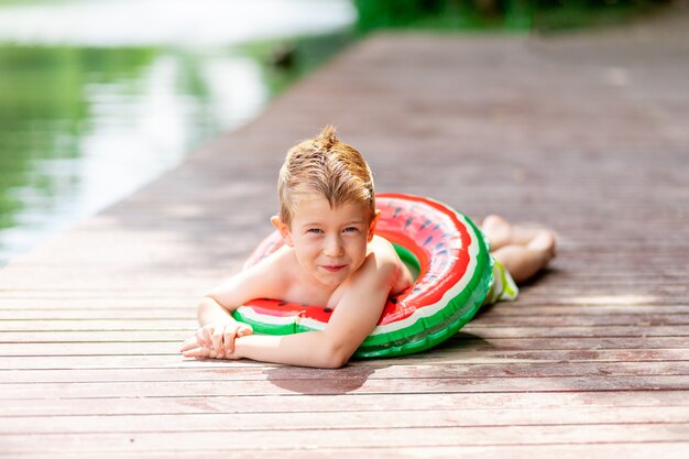 Retrato de un niño alegre