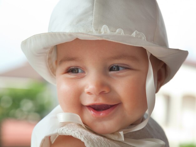 Retrato de un niño algunos meses en el día de su bautismo.