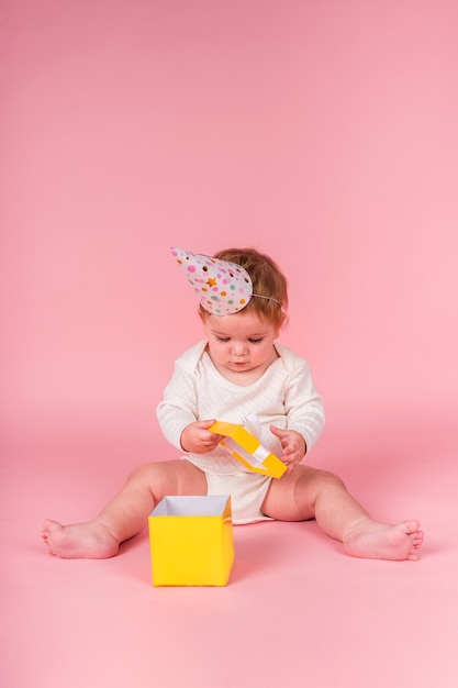 retrato, niño, apertura, caja regalo