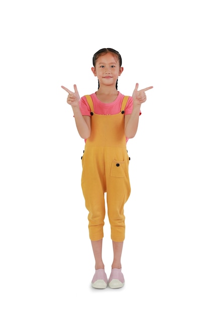 Retrato de niño asiático joven gesto dos dedos apuntando al lado aislado sobre fondo blanco. Imagen integral con trazado de recorte.