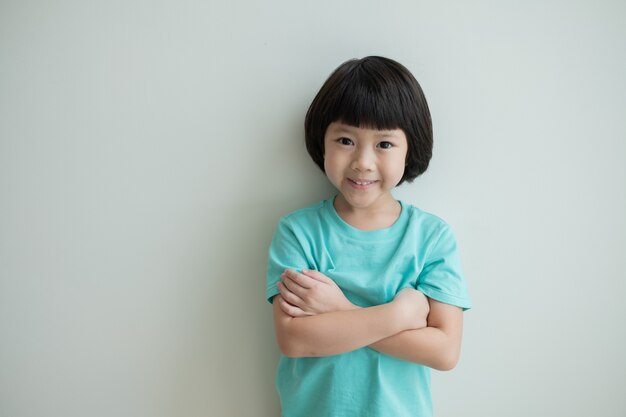 Retrato niño asiático, niño disfruta y feliz, niña