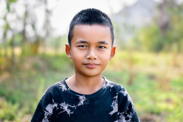 retrato de niño asiático de primer plano en el parque