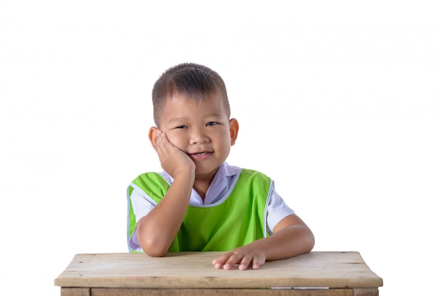 Retrato de niño asiático en uniforme escolar aislado en blanco