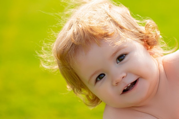 Retrato de niño bebé caucásico de cerca la cara de los niños