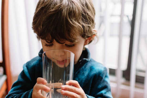 Retrato de niño bebiendo de un vaso