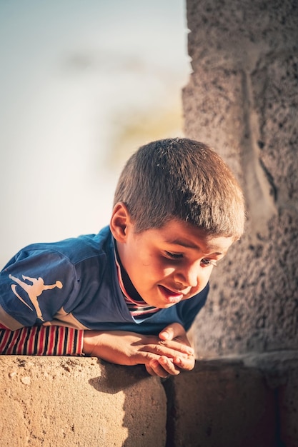 Retrato de niño beduino en la aldea beduina del sur de Sinaí Egipto