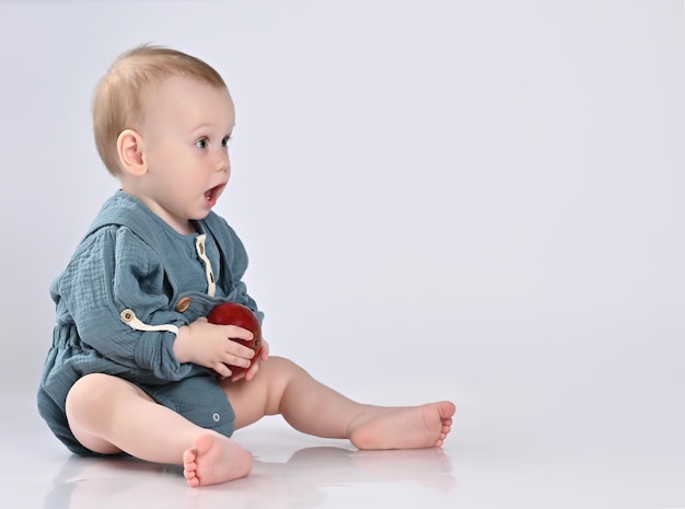 Retrato de un niño bonito con manzana